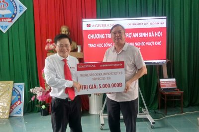 Lễ trao tặng học bổng cho học sinh nghèo vượt khó